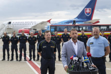 Na sn&iacute;mke v popred&iacute; zľava velitel z&aacute;chran&aacute;rskeho t&iacute;mu MUSAR Zdenko Ga&scaron;par&iacute;k, minister vn&uacute;tra Mat&uacute;&scaron; &Scaron;utaj E&scaron;tok a prezident Hasičsk&eacute;ho a z&aacute;chrann&eacute;ho zboru Adri&aacute;n Mifkovič a v pozad&iacute; členovia slovensk&eacute;ho z&aacute;chran&aacute;rskeho t&iacute;mu MUSAR. FOTO: TASR/Martin Baumann