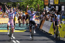 Na sn&iacute;mke mexick&yacute; cyklista Isaac Del Toro z t&iacute;mu SAE Team Emirates v&iacute;ťaz&iacute; v 2. etape cyklistick&yacute;ch pretekov Tour de France. FOTO: TASR/AP