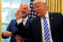 Americk&yacute; prezident Donald Trump a &scaron;&eacute;f FIFA Gianni Infantino. FOTO: REUTERS