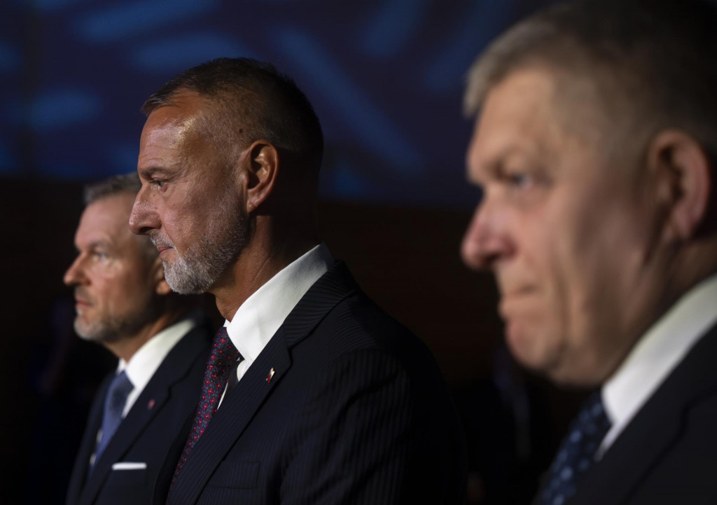 Na sn&iacute;mke zľava prezident Peter Pellegrini, predseda N&aacute;rodnej rady Richard Ra&scaron;i a premi&eacute;r Robert Fico. FOTO: TASR/Martin Baumann