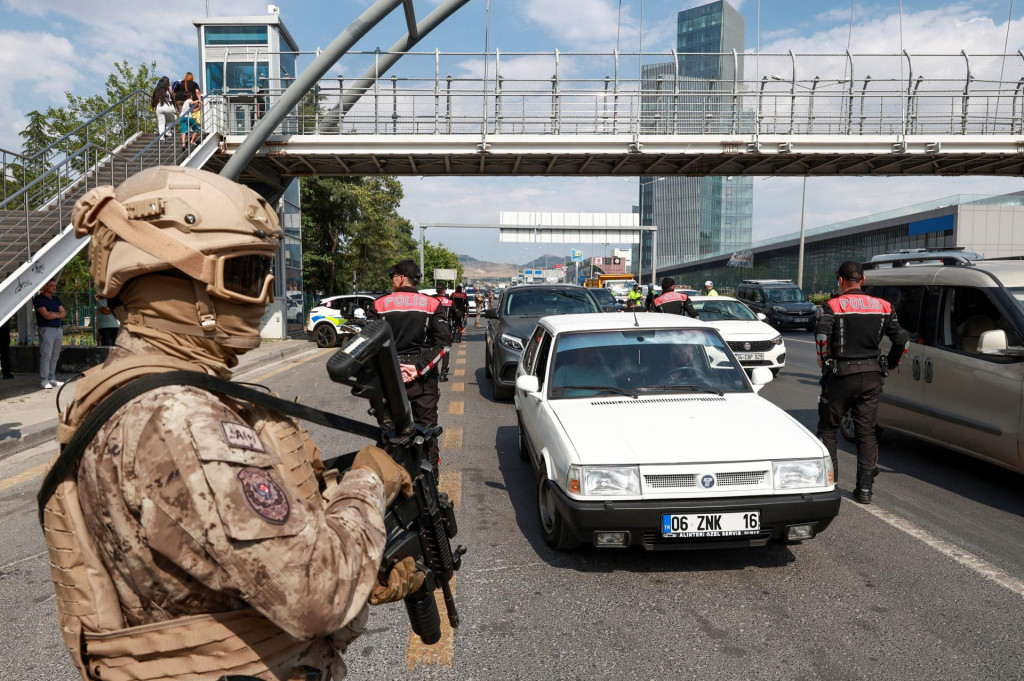 Medzi zadržan&yacute;mi s&uacute; aj dvaja redaktori zo spravodajsk&yacute;ch port&aacute;lov T24 a Oda TV, ktor&eacute; s&uacute; zn&aacute;me kritick&yacute;m postojom voči vl&aacute;de. FOTO: REUTERS