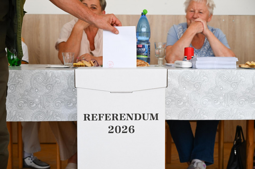Na sn&iacute;mke volič vhadzuje ob&aacute;lku s hlasovac&iacute;m l&iacute;stkom do volebnej schr&aacute;nky vo volebnej miestnosti počas referenda v obci Kov&aacute;lovec v okrese Skalica v sobotu 4. j&uacute;la 2026. FOTO: TASR/Martin Medňansk&yacute;