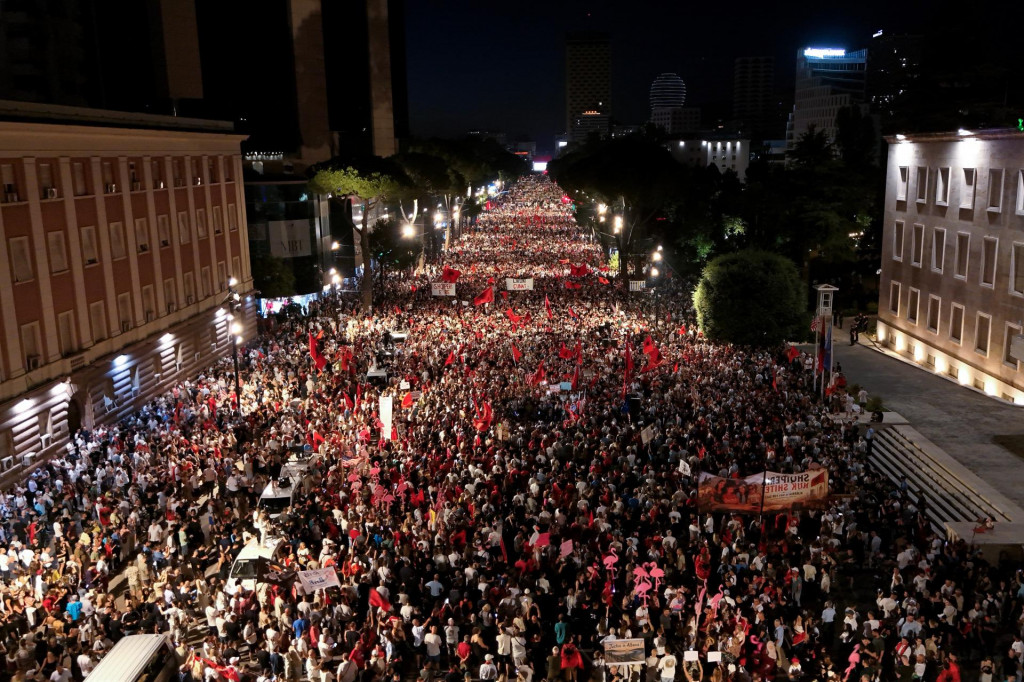 Demon&scaron;tranti protestuj&uacute; proti pl&aacute;novanej v&yacute;stavbe luxusn&eacute;ho hotela v Tirane v sobotu 4. j&uacute;la 2026. FOTO: TASR/AP