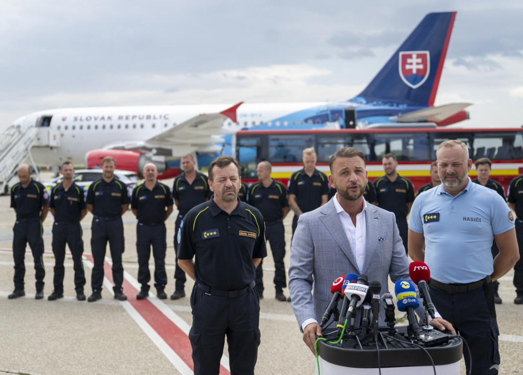 Na sn&iacute;mke v popred&iacute; zľava velitel z&aacute;chran&aacute;rskeho t&iacute;mu MUSAR Zdenko Ga&scaron;par&iacute;k, minister vn&uacute;tra Mat&uacute;&scaron; &Scaron;utaj E&scaron;tok a prezident Hasičsk&eacute;ho a z&aacute;chrann&eacute;ho zboru Adri&aacute;n Mifkovič a v pozad&iacute; členovia slovensk&eacute;ho z&aacute;chran&aacute;rskeho t&iacute;mu MUSAR. FOTO: TASR/Martin Baumann