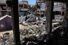 Palest&iacute;nsky muž kontroluje &scaron;kody na mieste izraelsk&eacute;ho &uacute;toku v meste Gaza. FOTO: Reutes