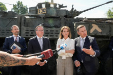 Nemeck&yacute; minister obrany Boris Pistorius, holandsk&aacute; ministerka obrany Dilan Yesilgozov&aacute; a est&oacute;nsky minister obrany Hanno Pevkur. FOTO: Reuters