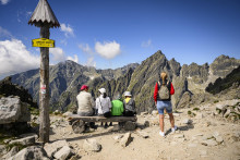 Turisti sedia v Lomnickom sedle vo Vysok&yacute;ch Tatr&aacute;ch. FOTO: TASR/Michal Sv&iacute;tok