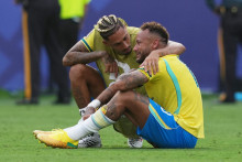 Braz&iacute;lčania Neymar a Raphinha po z&aacute;pase, pri ktorom Braz&iacute;lia vypadla z majstrovstiev sveta. FOTO: Reuters