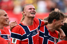 N&oacute;rsky hr&aacute;č Erling Haaland oslavuje po z&aacute;pase, v ktorom N&oacute;rsko post&uacute;pilo do &scaron;tvrťfin&aacute;le majstrovstiev sveta. FOTO: Reuters