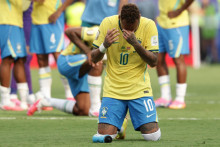 Hr&aacute;č Braz&iacute;lie Neymar reaguje po prehre v osemfin&aacute;lovom dueli Braz&iacute;lia - N&oacute;rsko na majstrovstv&aacute;ch sveta vo futbale. FOTO: TASR/AP