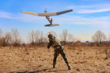 Vojak pri vyp&uacute;&scaron;ťan&iacute; ľahk&eacute;ho dronu. Pr&aacute;ve obrana proti dronom je neoddeliteľnou s&uacute;časťou novej strat&eacute;gie. FOTO: OdKV G&Scaron; AČR