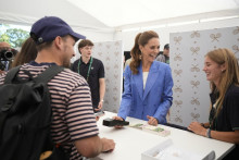 Kate Middleton, princezn&aacute;  of Walesu na Wimbledone pred&aacute;vala l&iacute;stky.