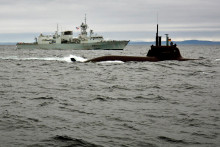 Kanadsk&aacute; vojnov&aacute; loď HMCS Fredericton pl&aacute;va vedľa nemeckej ponorky typu 212A U‑33, ktor&uacute; postavila lodiarensk&aacute; spoločnosť TKMS. FOTO: Reuters