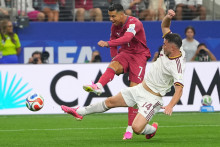 Portugalsk&yacute; hr&aacute;č Cristiano Ronaldo (vľavo) strieľa na g&oacute;l cez &Scaron;paniela Aymerica Laporteho počas z&aacute;pasu. FOTO: TASR/AP
