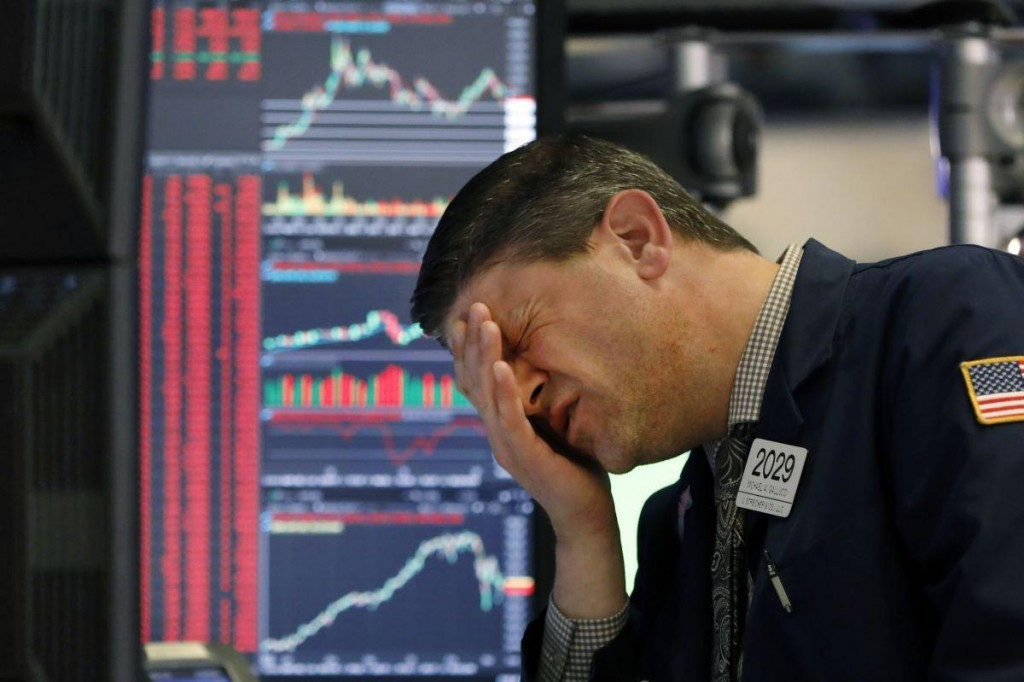 Obchodn&iacute;k na Newyorskej burze cenn&yacute;ch papierov na Wall Street. FOTO: TASR/AP