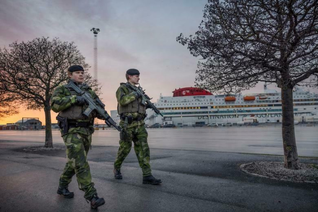 Vojaci z gotlandsk&eacute;ho pluku hliadkuj&uacute; v pr&iacute;stave Visby. FOTO: REUTERS