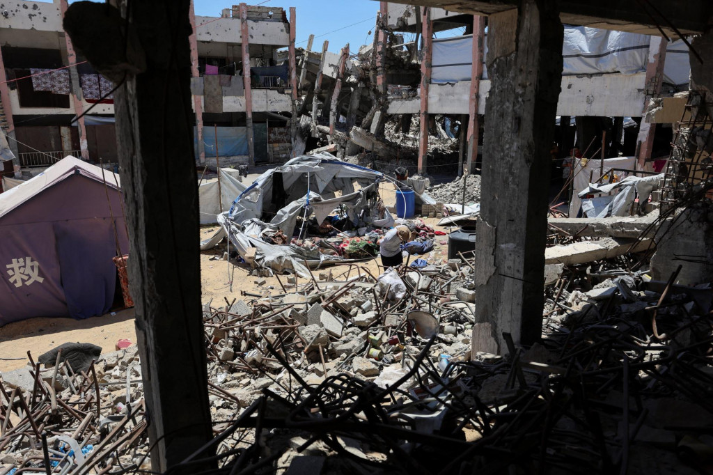 Palest&iacute;nsky muž kontroluje &scaron;kody na mieste izraelsk&eacute;ho &uacute;toku v meste Gaza. FOTO: Reutes