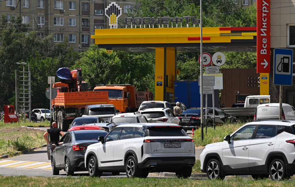 Dlh&eacute; rady na palivov&yacute;ch čerpačk&aacute;ch sa tvoria po celom Rusku. FOTO: Reuters