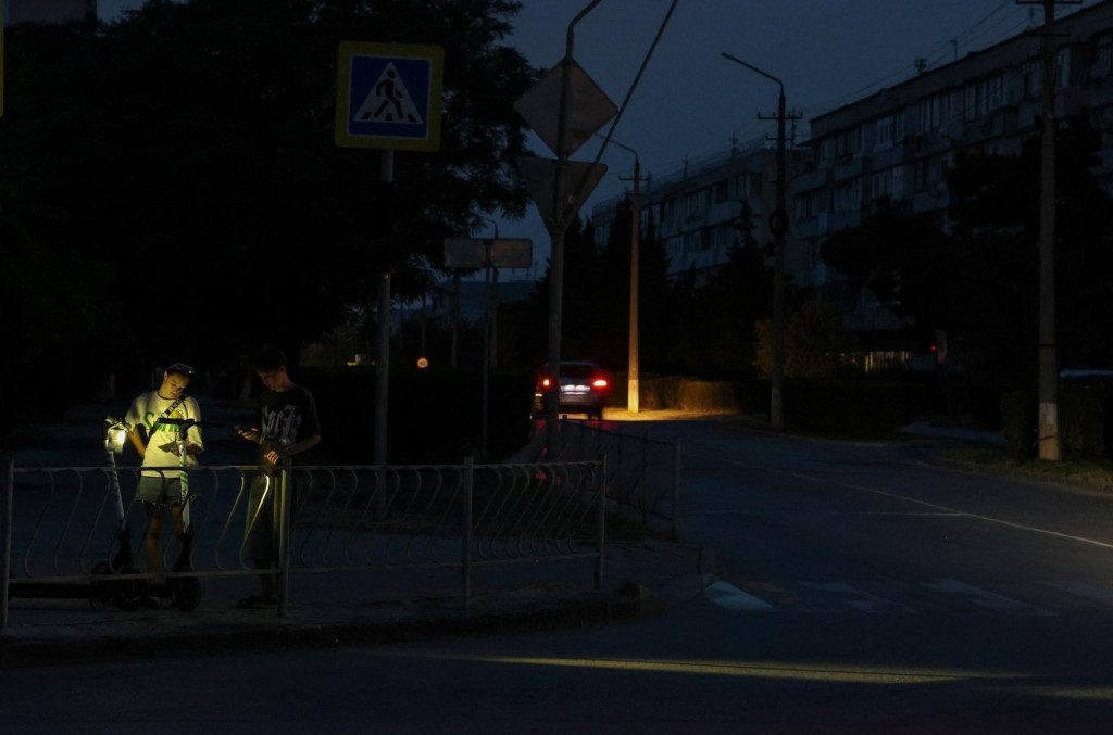 Ilustračn&aacute; fotografia. Tmav&aacute; ulici počas dočasn&eacute;ho v&yacute;padku pr&uacute;du v čiernomorskom letovisku Jevpatorija na Kryme. FOTO: Reuters
