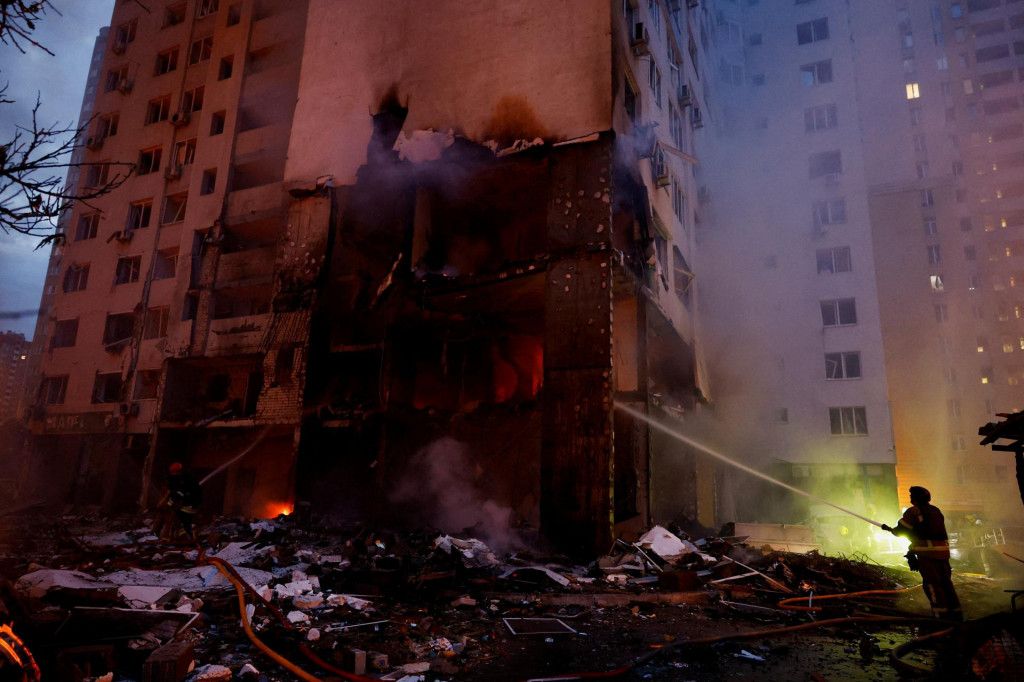 Hasiči pracuj&uacute; na mieste bytov&eacute;ho domu, ktor&yacute; bol ťažko po&scaron;koden&yacute; počas rusk&yacute;ch &uacute;tokov v Kyjeve. FOTO: Reuters