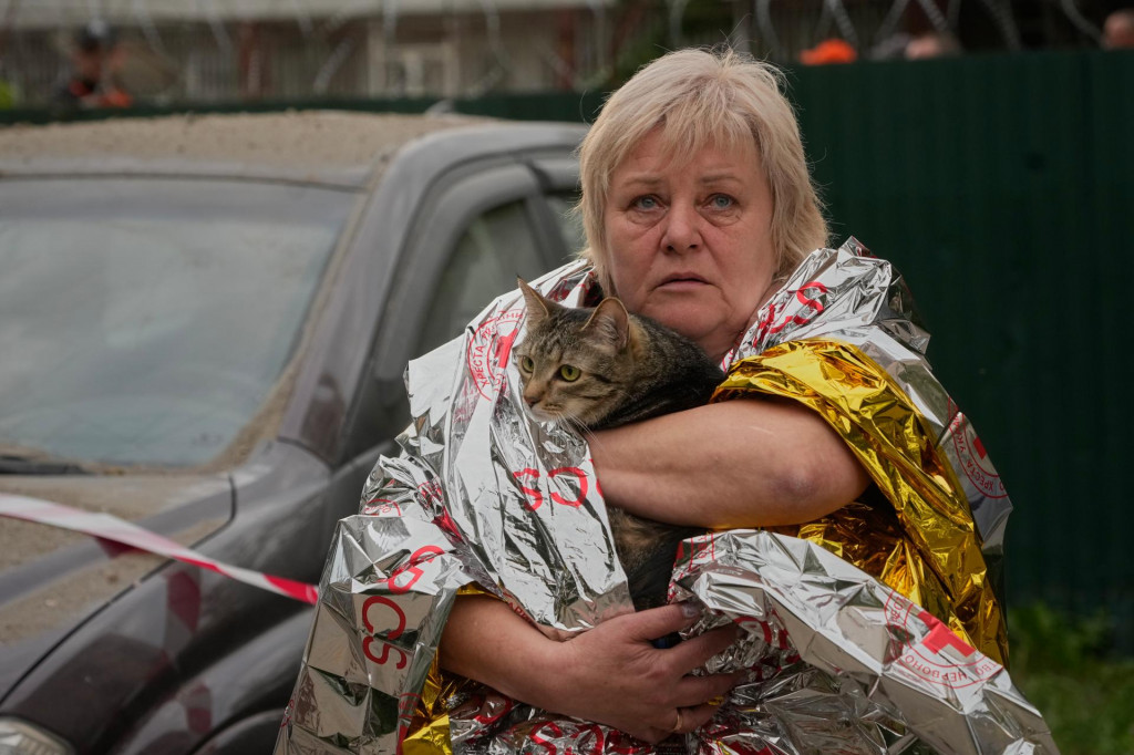 Žena drž&iacute; svoju mačku po vynesen&iacute; z po&scaron;kodenej obytnej budovy po ruskom &uacute;toku na Kyjev. FOTO: TASR/AP