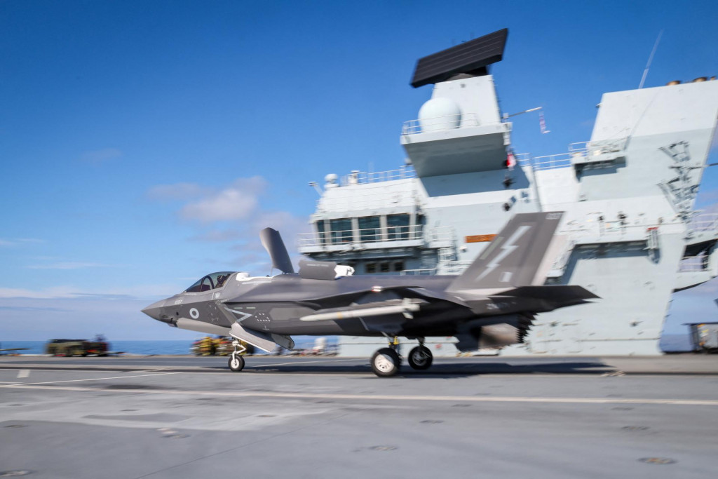Britsk&eacute; st&iacute;hacie lietadlo F-35B Kr&aacute;ľovsk&eacute;ho n&aacute;morn&iacute;ctva na palube HMS Prince of Wales v N&oacute;rskom mori. FOTO: Reuters/Britsk&eacute; ministerstvo obrany