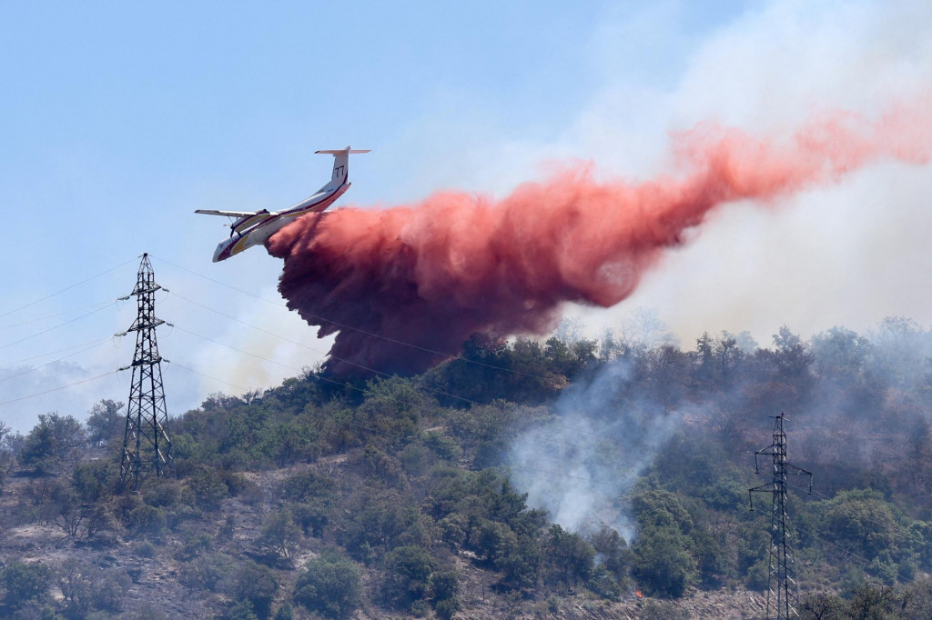 Hasičsk&eacute; lietadlo zasahuje proti lesn&yacute;m požiarom v Ille-sur-Tet neďaleko Perpignanu vo Franc&uacute;zsku. FOTO: Reuters