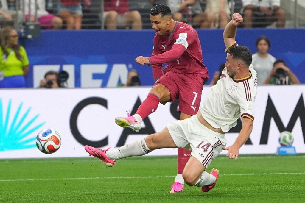 Portugalsk&yacute; hr&aacute;č Cristiano Ronaldo (vľavo) strieľa na g&oacute;l cez &Scaron;paniela Aymerica Laporteho počas z&aacute;pasu. FOTO: TASR/AP