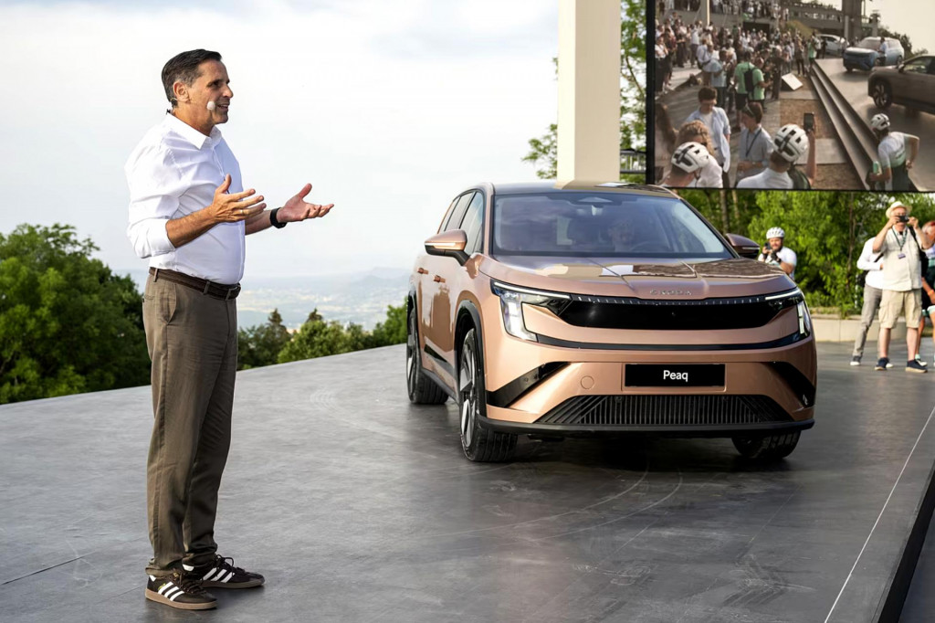 Predseda predstavenstva automobilky &Scaron;koda Auto Klaus Zellmer predstavuje veľk&eacute; elektrick&eacute; SUV menom Peaq. FOTO: &Scaron;koda Auto