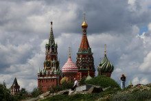 Chr&aacute;mu Vasilija Blažen&eacute;ho a Spasskej veže Kremľa v centre Moskvy. FOTO: Reuters