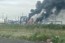 Podľa Anatolija Sery&scaron;eva, vyslanca rusk&eacute;ho prezidenta v Sib&iacute;rskom feder&aacute;lnom okruhu, boli zariadenia rafin&eacute;rie po&scaron;koden&eacute;, no žiadny zamestnanec neutrpel zranenia. FOTO: REUTERS