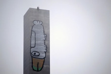 Graffiti umelec Jack Gibson-Burrell na 140-metrovej veži. FOTO: REUTERS/JOEL CARRETT