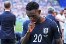 Američan Folarin Balogun odch&aacute;dza z ihriska po prehre v osemfin&aacute;lovom dueli USA - Belgicko. FOTO: TASR/AP