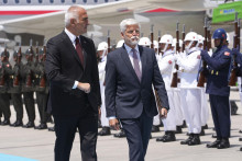 Česk&eacute;ho prezidenta Petra Pavla na letisku Esenboga priv&iacute;tal tureck&yacute; minister kult&uacute;ry a cestovn&eacute;ho ruchu Mehmet Nuri Ersoy. FOTO: REUTERS