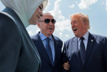 Americk&eacute;ho prezidenta Donalda Trumpa v&iacute;ta tureck&yacute; prezident Recep Tayyip Erdogan. FOTO: Reuters
