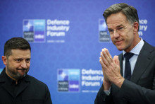 Gener&aacute;lny tajomn&iacute;k NATO Mark Rutte a ukrajinsk&yacute; prezident Volodymyr Zelenskij. FOTO: Reuters