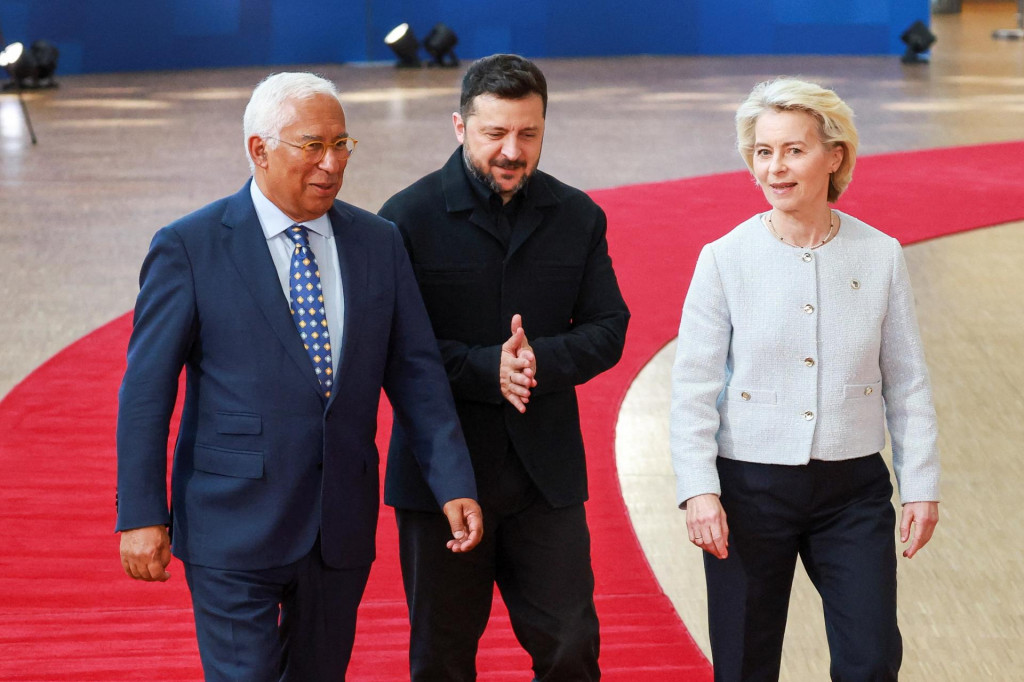 Ukrajinsk&yacute; prezident Volodymyr Zelenskyj (v strede) sa často stret&aacute;va s predsedom Eur&oacute;pskej rady Ant&oacute;niom Costom aj predsedn&iacute;čkou Eur&oacute;pskej komisie Ursulou von der Leyenovou. FOTO: REUTERS