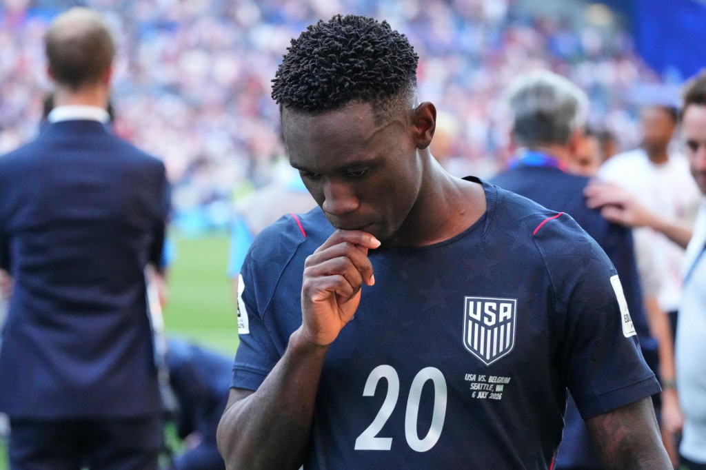 Američan Folarin Balogun odch&aacute;dza z ihriska po prehre v osemfin&aacute;lovom dueli USA - Belgicko. FOTO: TASR/AP