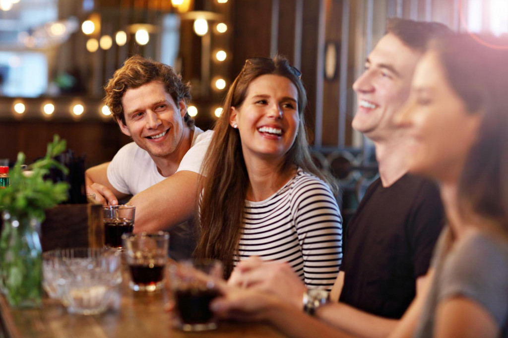 Čoraz viac ľud&iacute; si uvedomuje, že piť niečo zauj&iacute;mav&eacute; nemus&iacute; nevyhnutne znamenať, že to mus&iacute; obsahovať alkohol. FOTO: Dreamstime