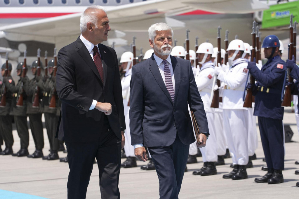 Česk&eacute;ho prezidenta Petra Pavla na letisku Esenboga priv&iacute;tal tureck&yacute; minister kult&uacute;ry a cestovn&eacute;ho ruchu Mehmet Nuri Ersoy. FOTO: REUTERS