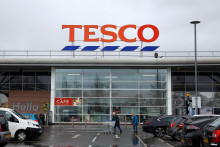Vo v&yacute;ročnej spr&aacute;ve spoločnosť Tesco uviedla, že zisk z aktiv&iacute;t vo v&yacute;chodnej Eur&oacute;pe klesol v d&ocirc;sledku zosilnenej konkurencie na Slovensku a rast&uacute;ceho regulačn&eacute;ho tlaku. FOTO: Reuters