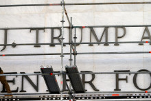 Le&scaron;enie zakr&yacute;va meno americk&eacute;ho prezidenta Donalda Trumpa na budove Kennedyho centra m&uacute;zick&yacute;ch umen&iacute; vo Washintone. FOTO: TASR/AP
