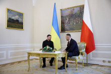 Ukrajinsk&yacute; prezident Volodymyr Zelenskij sa stretol s poľsk&yacute;m prezidentom Karolom Nawrockim. FOTO: Reuters