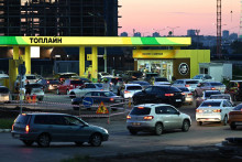 Vozidl&aacute; stoja v rade na tankovanie pri benz&iacute;novej pumpe v sib&iacute;rskom meste Omsk v Rusku. FOTO: Reuters