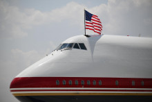 Lietadlo Air Force One s americk&yacute;m prezidentom Donaldom Trumpom na palube prist&aacute;va v Ankare. FOTO: TASR/AP