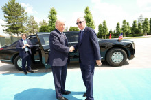 Americk&yacute; prezident Donald Trump si pod&aacute;va ruku so svoj&iacute;m tureck&yacute;m n&aacute;protivkom Recepom Tayyipom Erdoganom počas priv&iacute;tania pred summitom NATO v Ankare. FOTO: TASR/AP