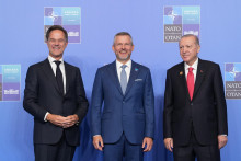 Slovensk&yacute; prezident Peter Pellegrini (uprostred), tureck&yacute; prezident Recep Tayyip Erdogan (vpravo) a gener&aacute;lny tajomn&iacute;k NATO Mark Rutte (vľavo) p&oacute;zuj&uacute; počas pr&iacute;chodu na summit NATO v Ankare. FOTO: TASR/AP