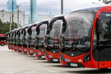 Nov&eacute; autobusy počas tlačovej konferencie Dopravn&eacute;ho podniku Bratislava. FOTO: TASR/Dano Veselsk&yacute;