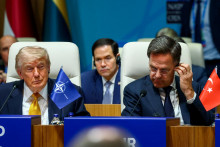 Na samite NATO sa veľk&aacute; pozornosť venuje americkej deleg&aacute;cii. Na sn&iacute;mke (zľava doprava) je prezident Donald Trump, minister zahraničn&yacute;ch vec&iacute; Marco Rubio a gener&aacute;lny tajomn&iacute;k NATO Mark Rutte. FOTO: Reuters