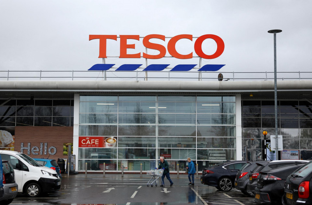 Vo v&yacute;ročnej spr&aacute;ve spoločnosť Tesco uviedla, že zisk z aktiv&iacute;t vo v&yacute;chodnej Eur&oacute;pe klesol v d&ocirc;sledku zosilnenej konkurencie na Slovensku a rast&uacute;ceho regulačn&eacute;ho tlaku. FOTO: Reuters